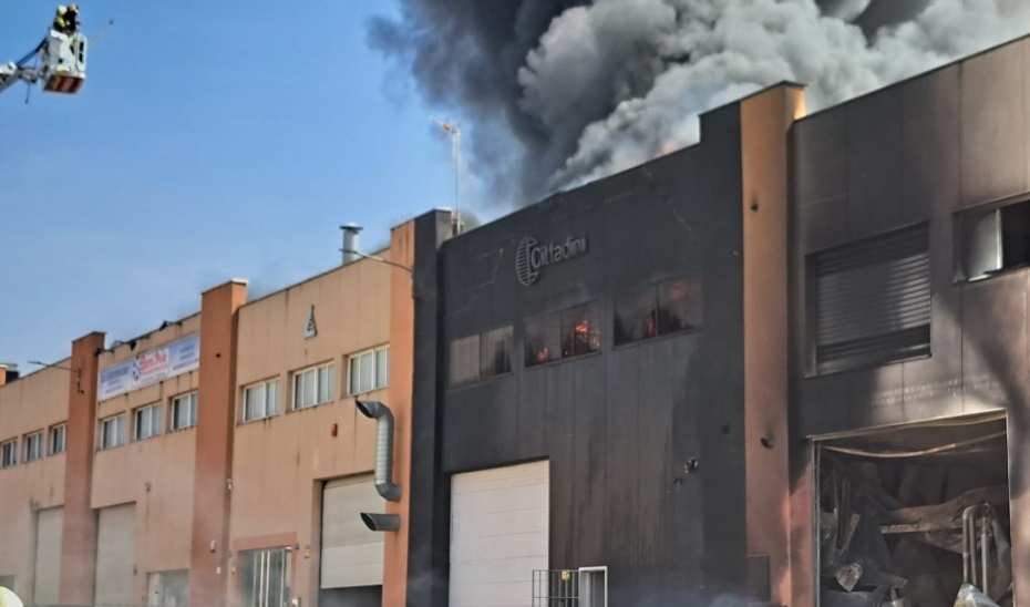 Un incendio declarado en un polígono industrial de Peligros causa daños en tres naves